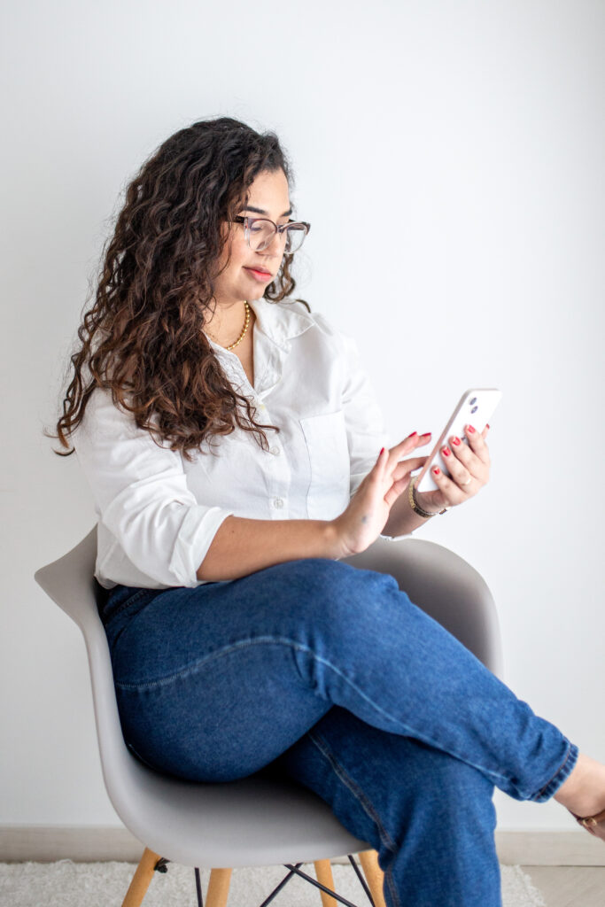 Marcella Pecly respondendo mensagens de mães pelo celular